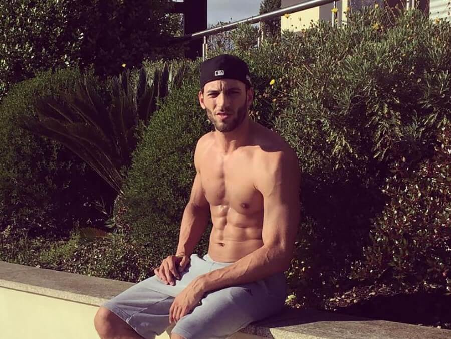 Kevin sampaio sitting