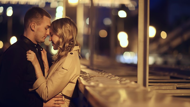 couple who met on a dating site has date in romantic lights